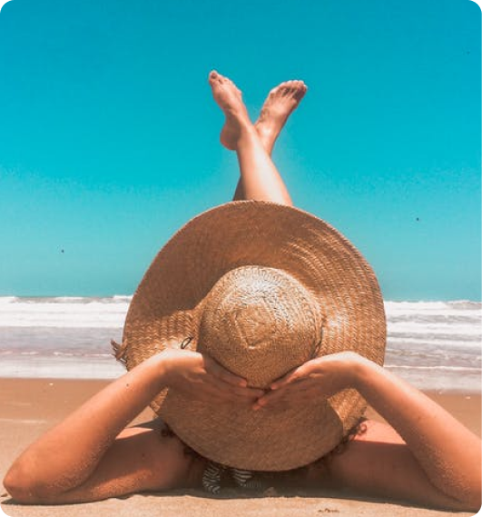 Wypoczywająca kobieta na plaży